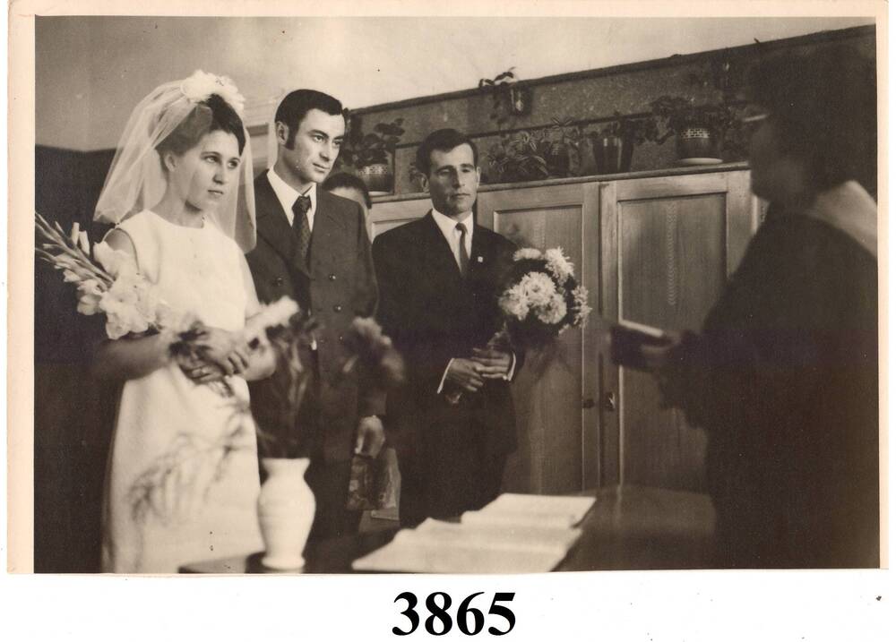 Фото чёрно-белое. Свадебное фото. Жених и невеста в ЗАГСе.