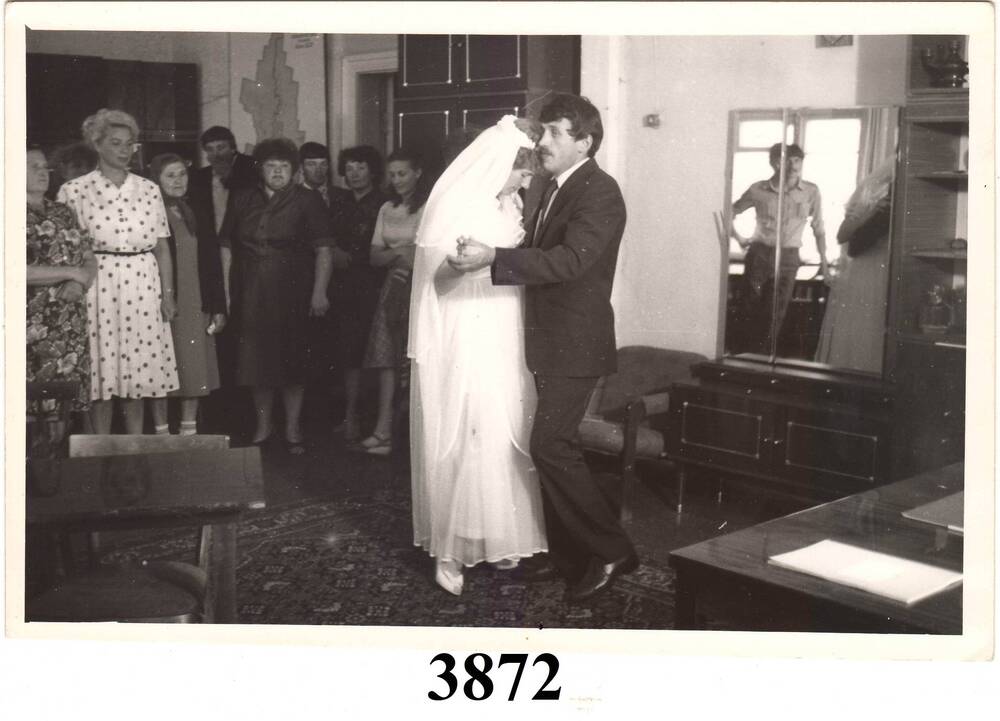Фото чёрно-белое. Свадебное фото. Первый танец супругов Сеничевых в ЗАГСе.