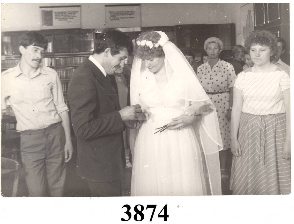 Фото чёрно-белое. Свадебное фото. Обмен кольцами жениха и невесты.
