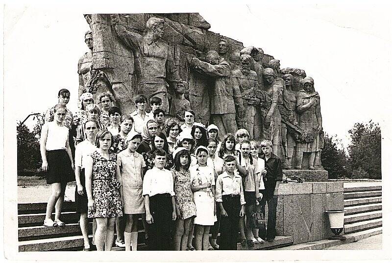 Фотография. Групповой портрет. Ученики 9 класса Тюшевской средней школы на Мамаевом Кургане в г. Волгограде. 1975 г.