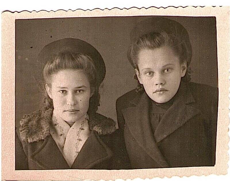 Фотография. Князева Г. А. и Т. Ужицких. 1950-е годы