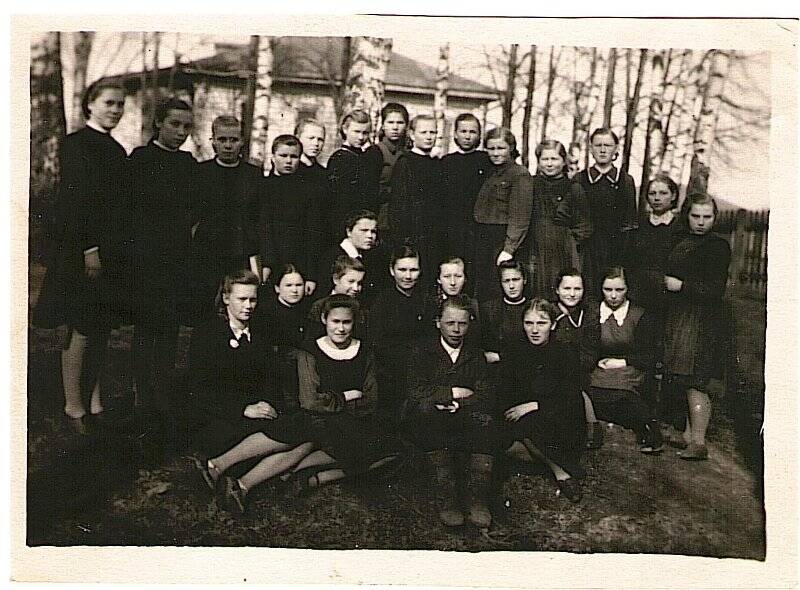 Фотография. Групповой портрет. Князева Г. А. (вторая слева в первом ряду, сидит). 1951 г.