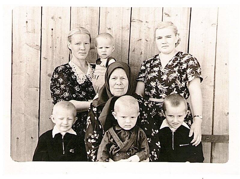 Фотография. Групповой портрет. Мать Худеньких Н. М. (?) с внуками. 13 сентября б/д.