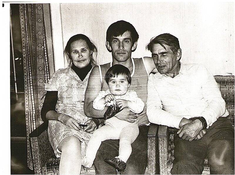 Фотография. Князева Г.А. с семьей. б/д