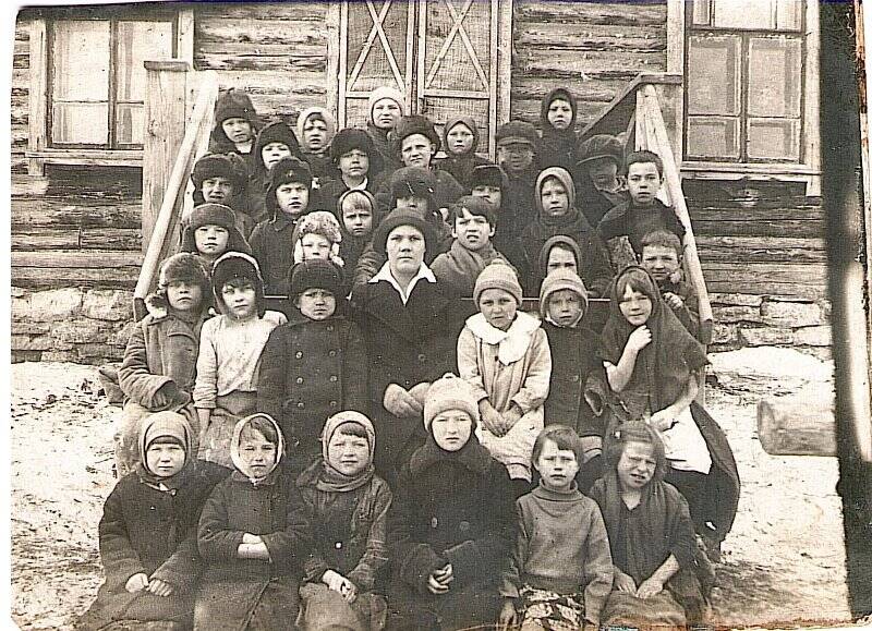 Фотография. Групповой портрет. Ученики 1 «а» класса З - Тюшевской школы. п. Тюш. 1 апреля 1938 г.