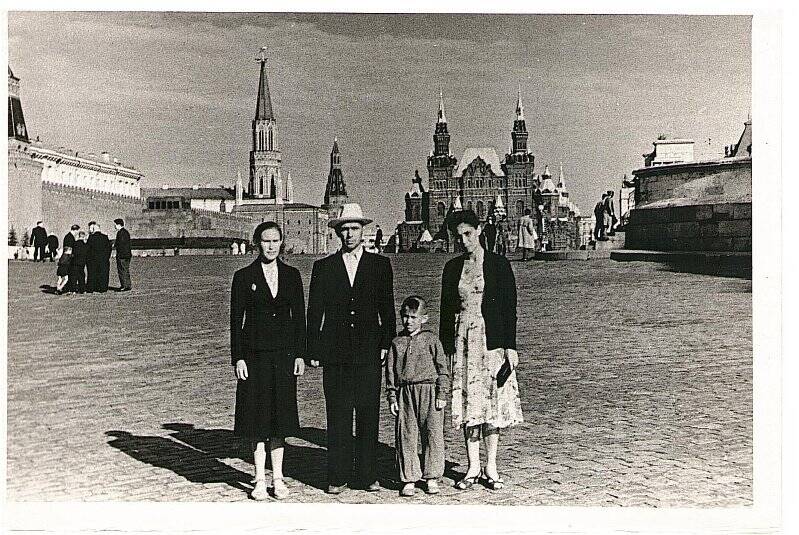 Фотография. Групповой портрет. Князева Г. А. с семьей на Красной площади в г. Москва. 1970-е годы