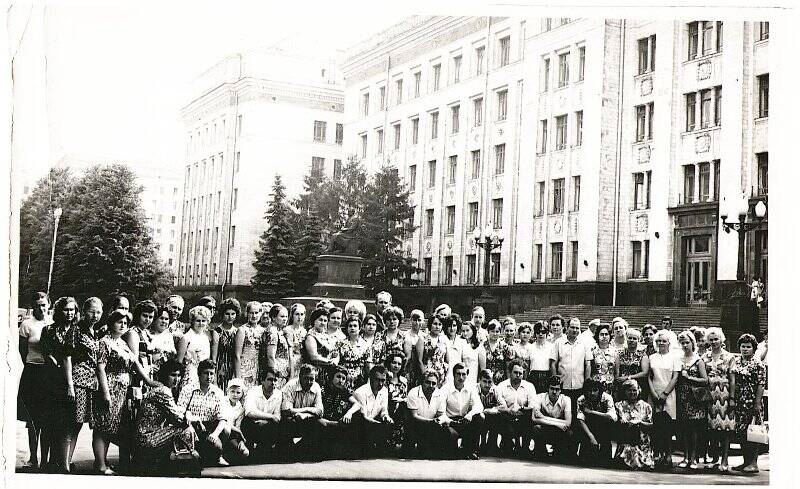 Фотография. Групповой портрет. Князева Г. А. вторая слева во втором ряду. г. Москва. б/д