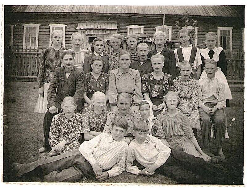 Фотография. Групповой портрет. Неизвестные учителя и ученики. 1955 г.