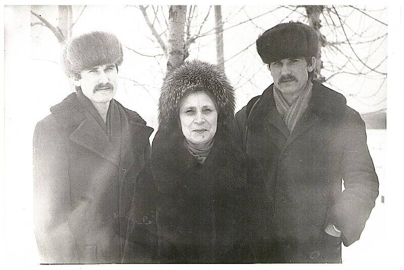 Фотография. Князева Э А. с неизвестными. 1980-е годы