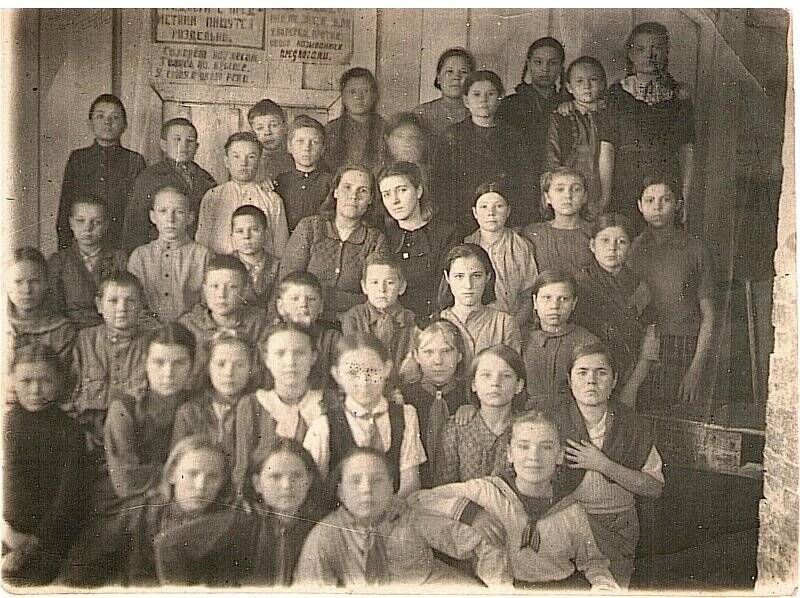 Фотография. Групповой портрет. Ученики и учителя. II/1946 г.