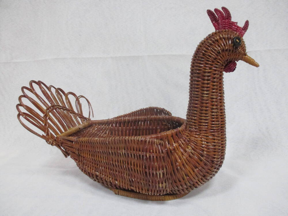 Фигура Курица, плетеная из лозы