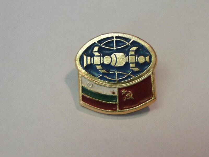 Значок, посвященный совместному полету космонавтов СССР и ВНР в 1980 г.  1980-е годы.