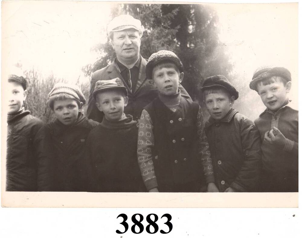 Фото чёрно-белое. Группа мальчиков с родителями в походе.