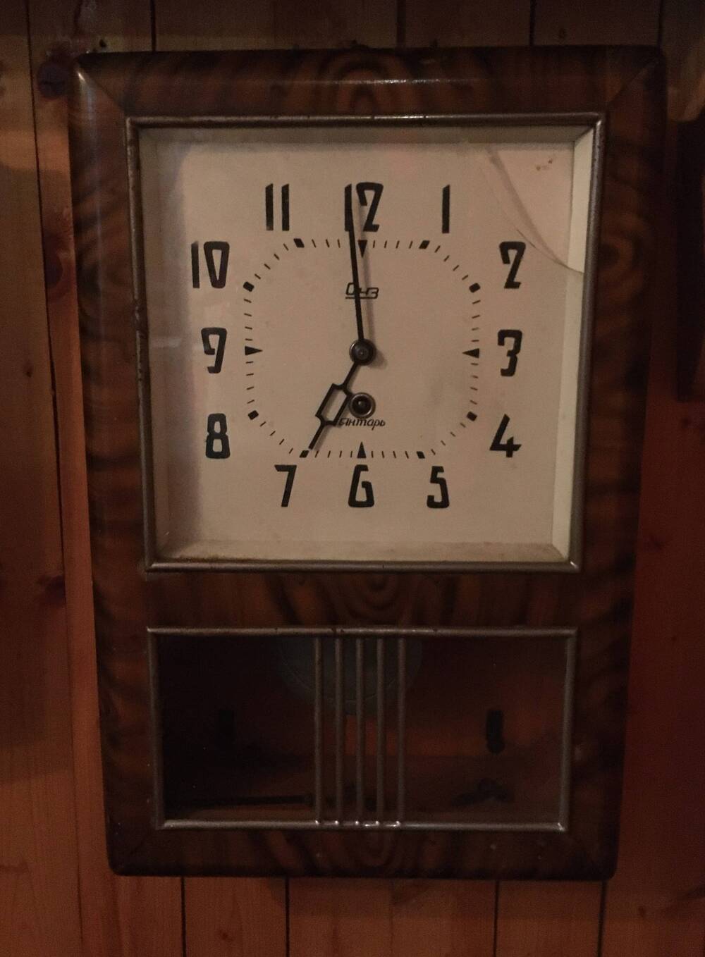 Часы настенные, деревянные с маятником.