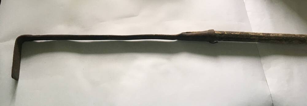 Кочерга металлическая с деревянной ручкой.