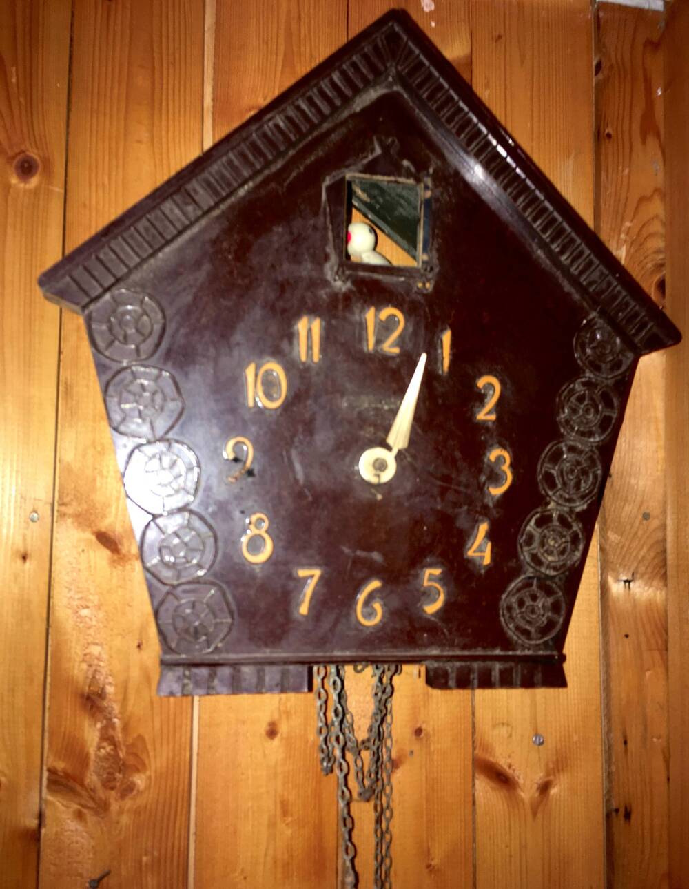 Часы настенные с кукушкой в виде домика.