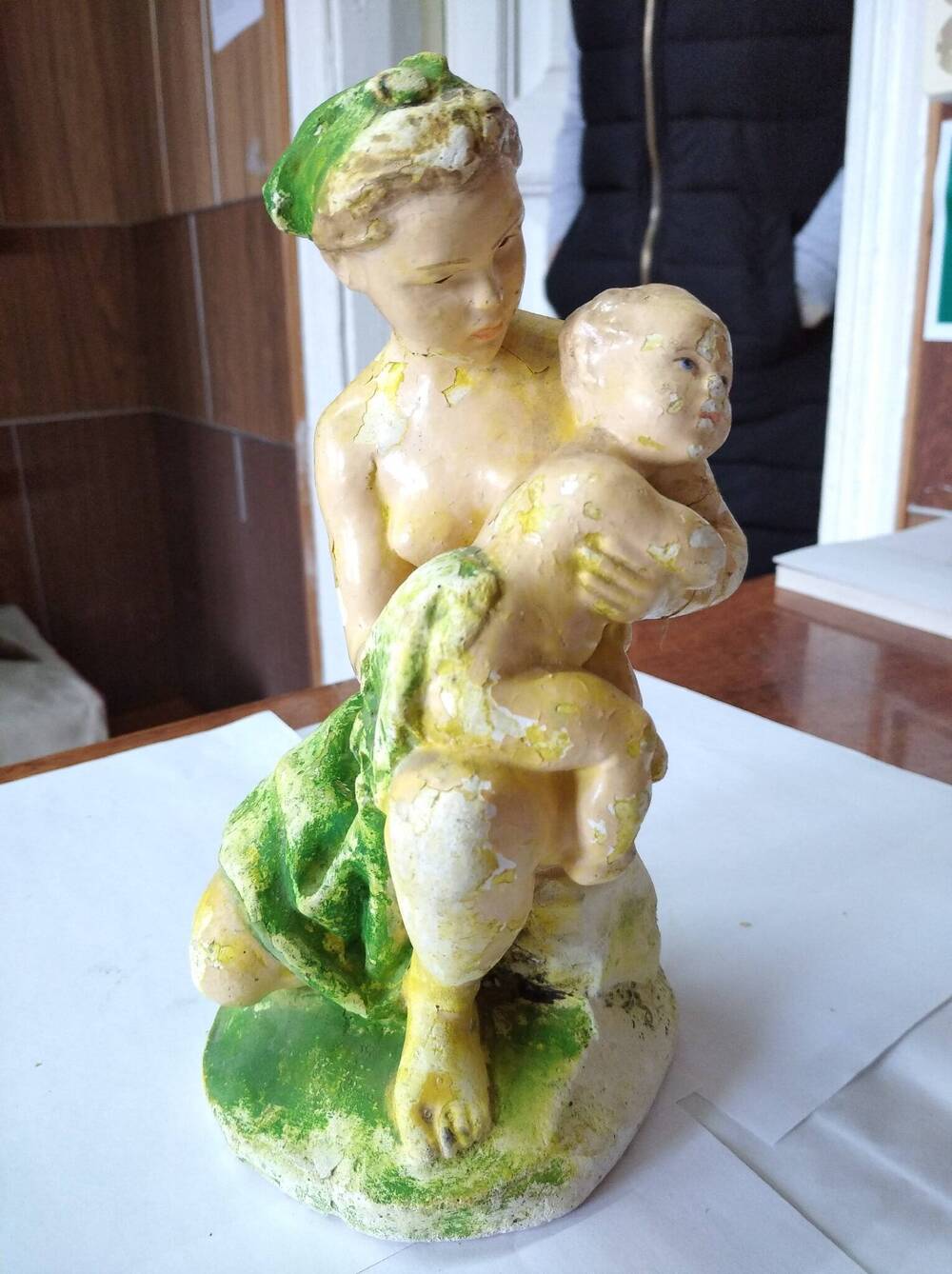 Статуэтка Женщина с ребенком.