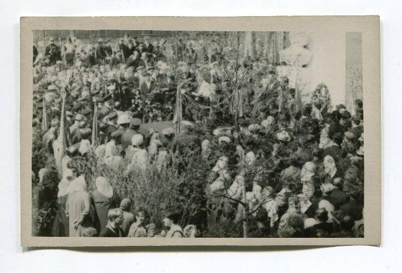 Фотография «Митинг у обелиска воинам, погибшим на фронтах Великой Отечественной войны в 1941–1945 годах в г. Кириллове»