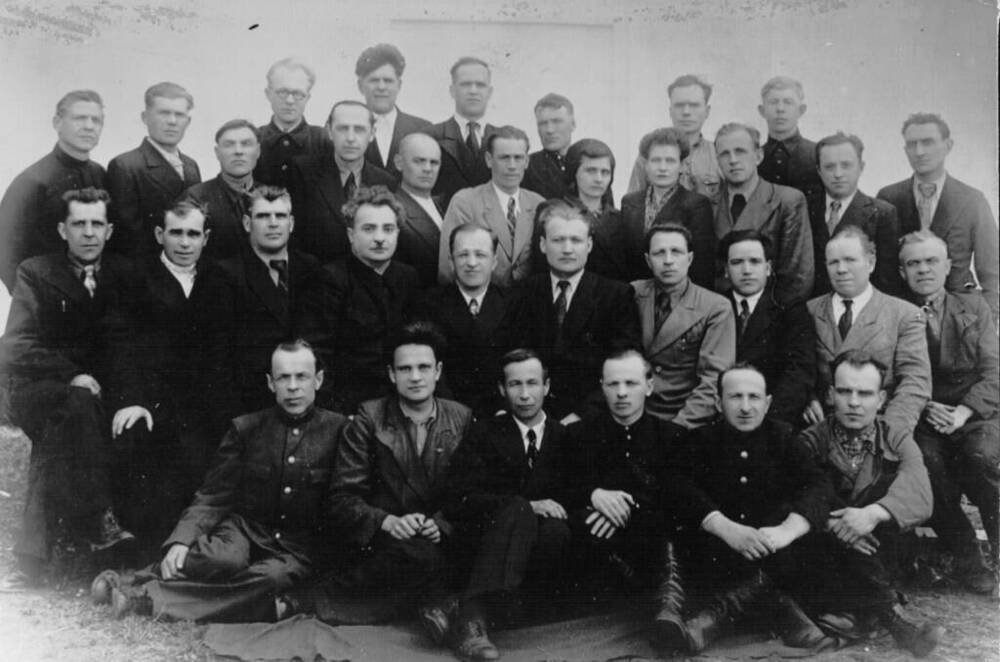 фото: Группа партийного актива Людиновского завода с директором Г.Д.Гогиберидзе (2 р. 4-й слева)