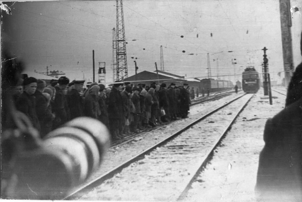 Фотография черно-белая. Станция Тулун. Электропоезд на подходе. г.Тулун, Иркутская область.