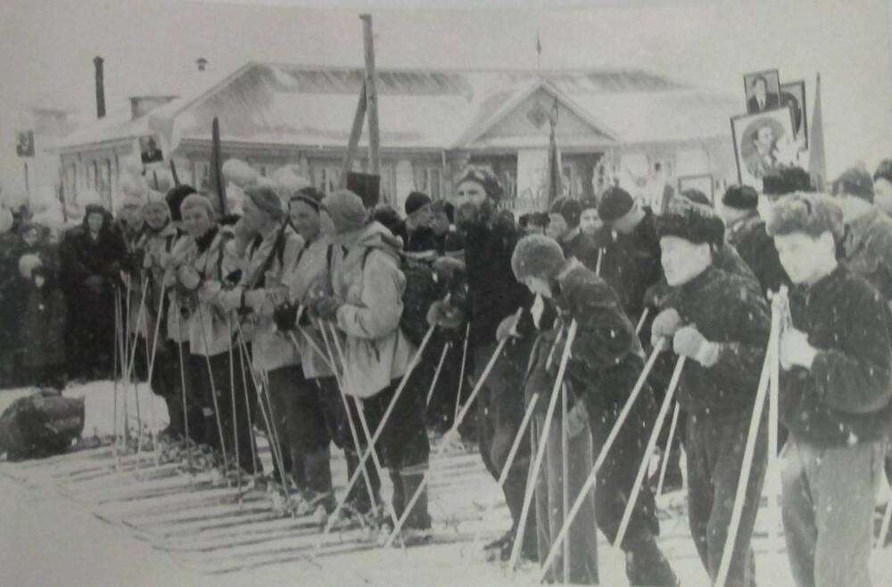 Фотография. Л.А. Барановский в составе лыжной команды.