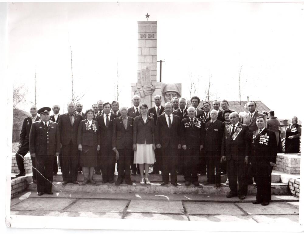 Фотография черно белая. 66-ая мотострелковая дивизия у памятника павшим в ВОВ.