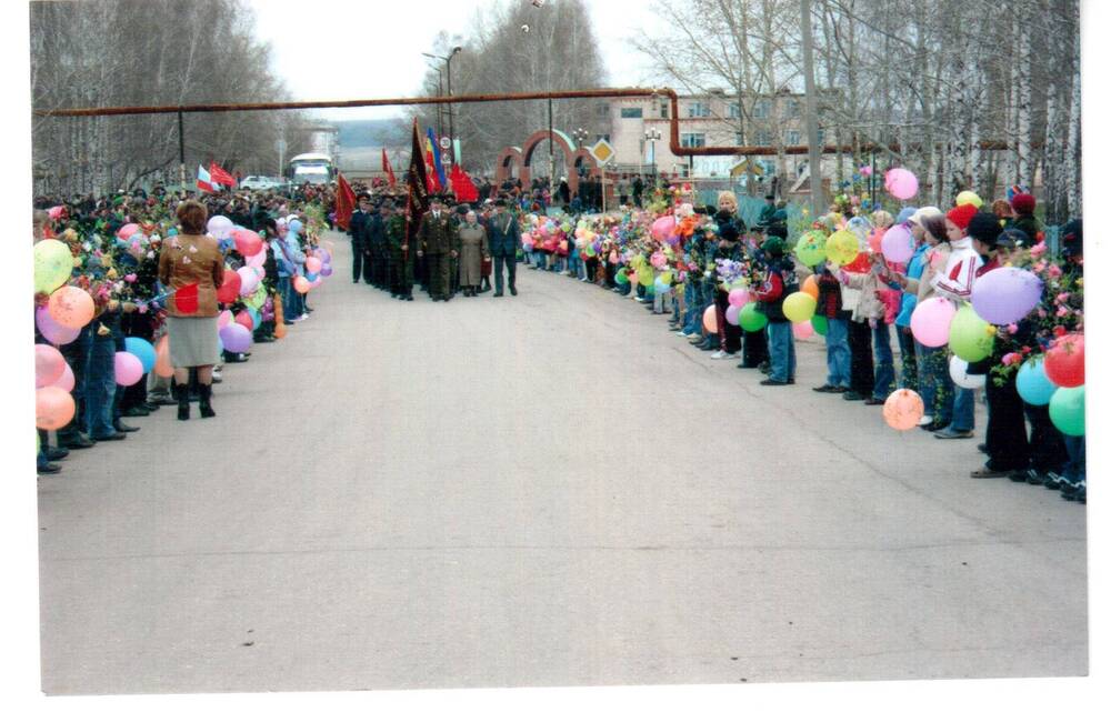 Фотография цветная. Шествие на День Победы 9 мая.