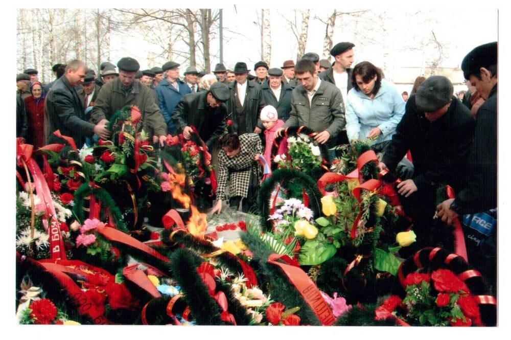 Фотография цветная. Возложение цветов и венков в День Победы.