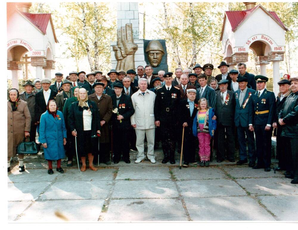 Фотография цветная. Ветераны Клявлинского района в Парке Победы 2002г.