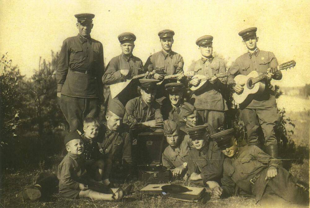 Фотография Коростелев Алексей Петрович с боевыми друзьями.