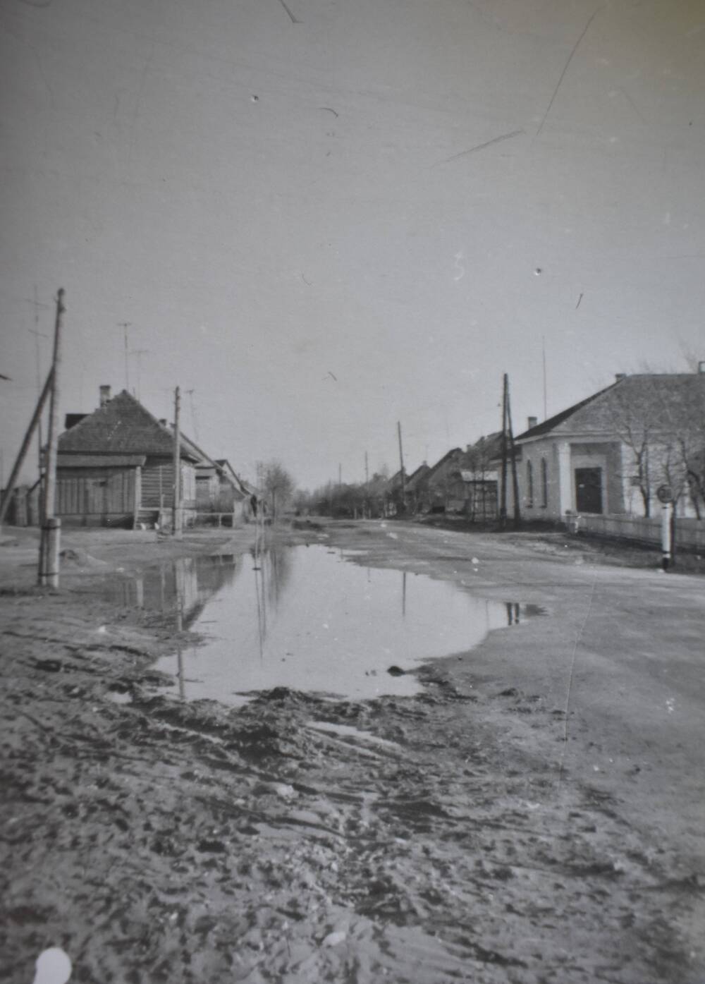 Фотография. Г. Жиздра. Справа здание библиотеки в 60 –е годы