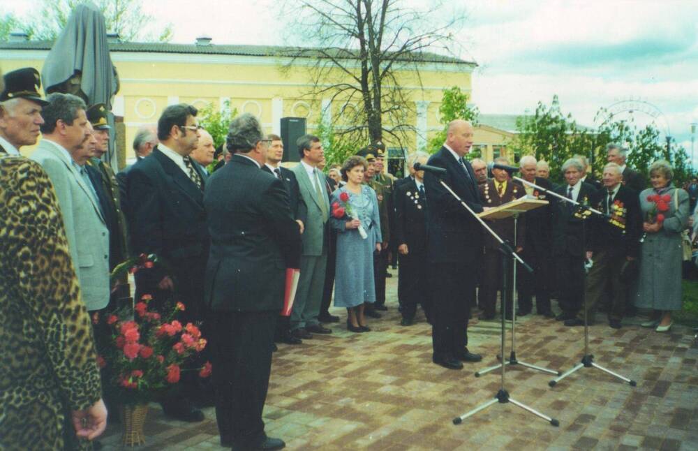 Фотография Торжественное открытие бюста Михаила Алексеевича Егорова, 5.05.2000 г.