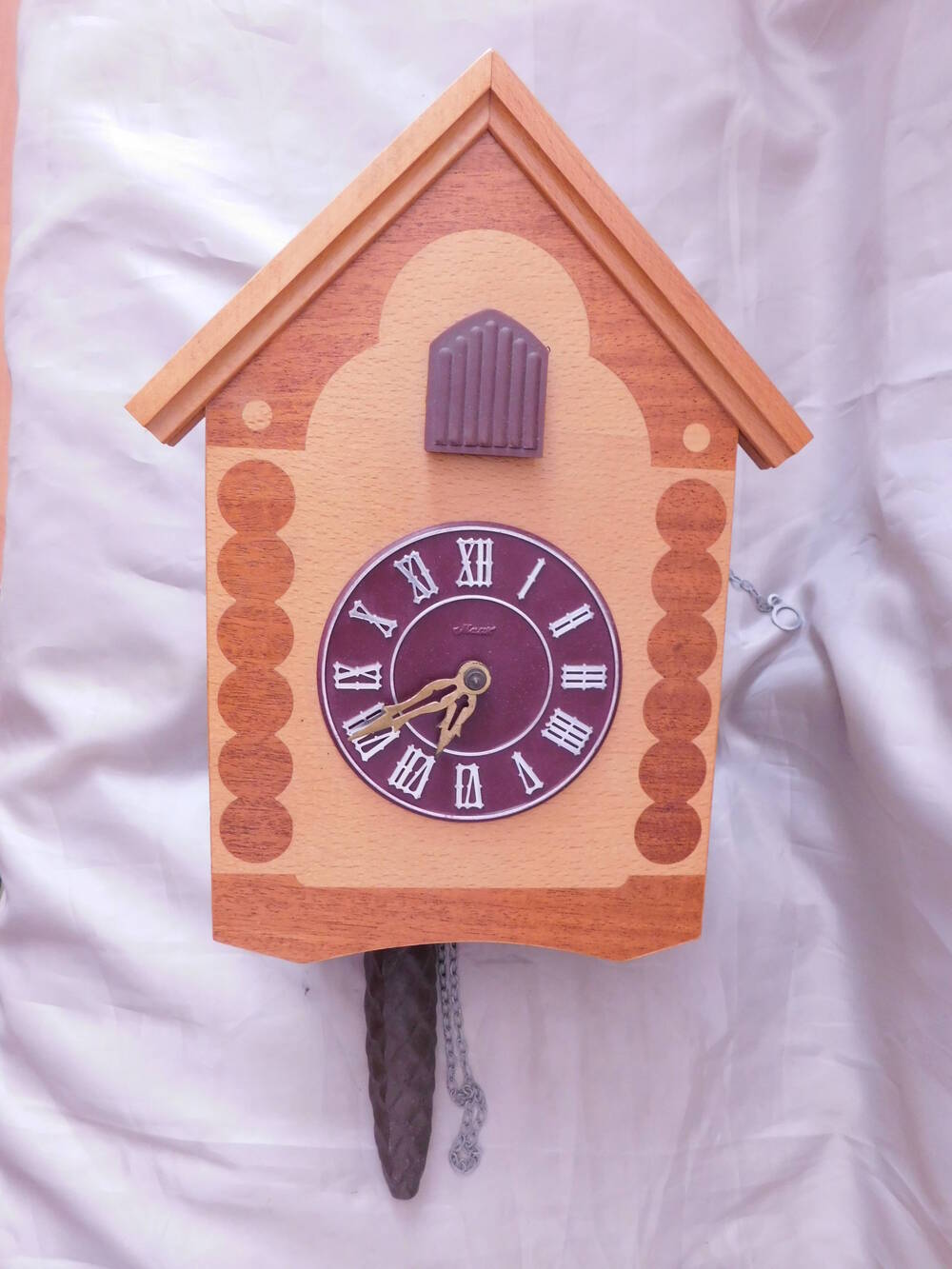 Часы настенные с кукушкой в деревянном домике