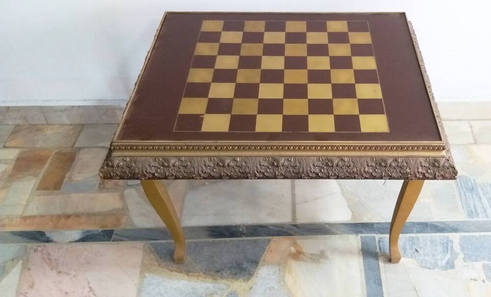 Столик шахматный с резными шахматными фигурами