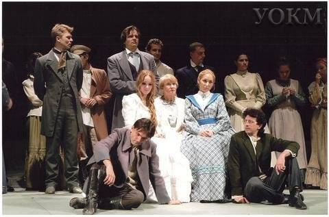 Фотография групповая цветная. Сцена из спектакля «Обрыв» в постановке Ульяновского театра драмы.