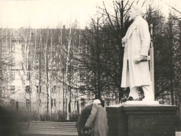 Фотография. Памятник М.И. Калинину в парке.
