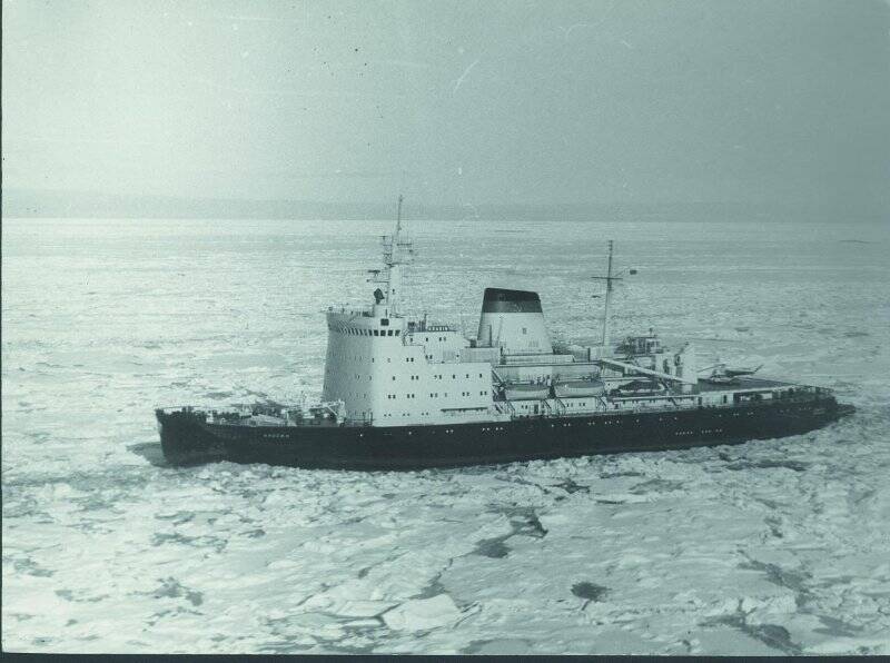 Фотография. Л/к Красин во льдах Карского моря.