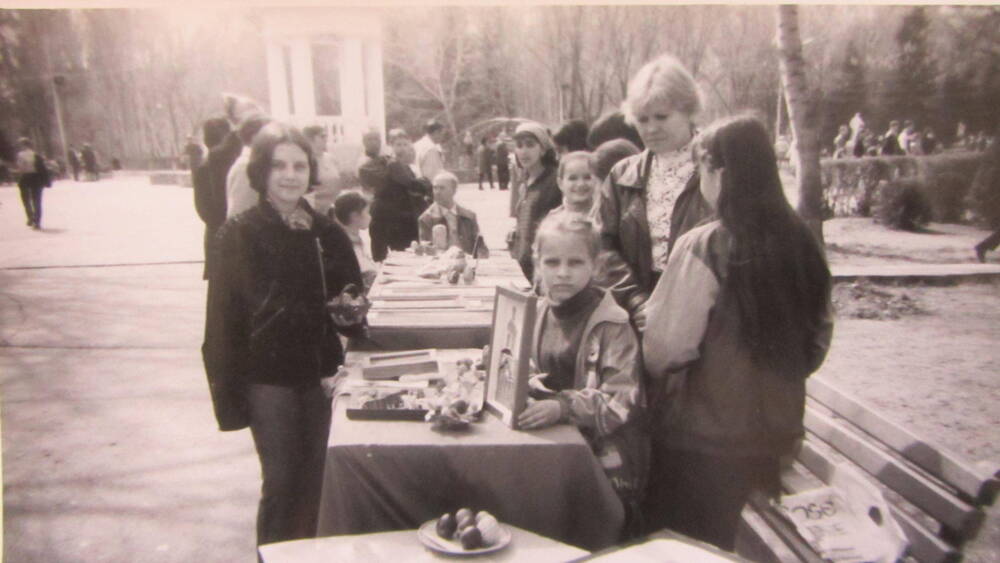 Фотография. Праздник Пасхи в парке «Гидростроитель». г. Волжский, 15 апреля 2001 года. Фотограф А.П. Данилов.