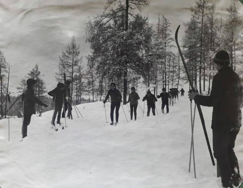 Фотография. Поселков Района. Комсомольцы и молодежь п. Харбалах на лыжной прогулке.