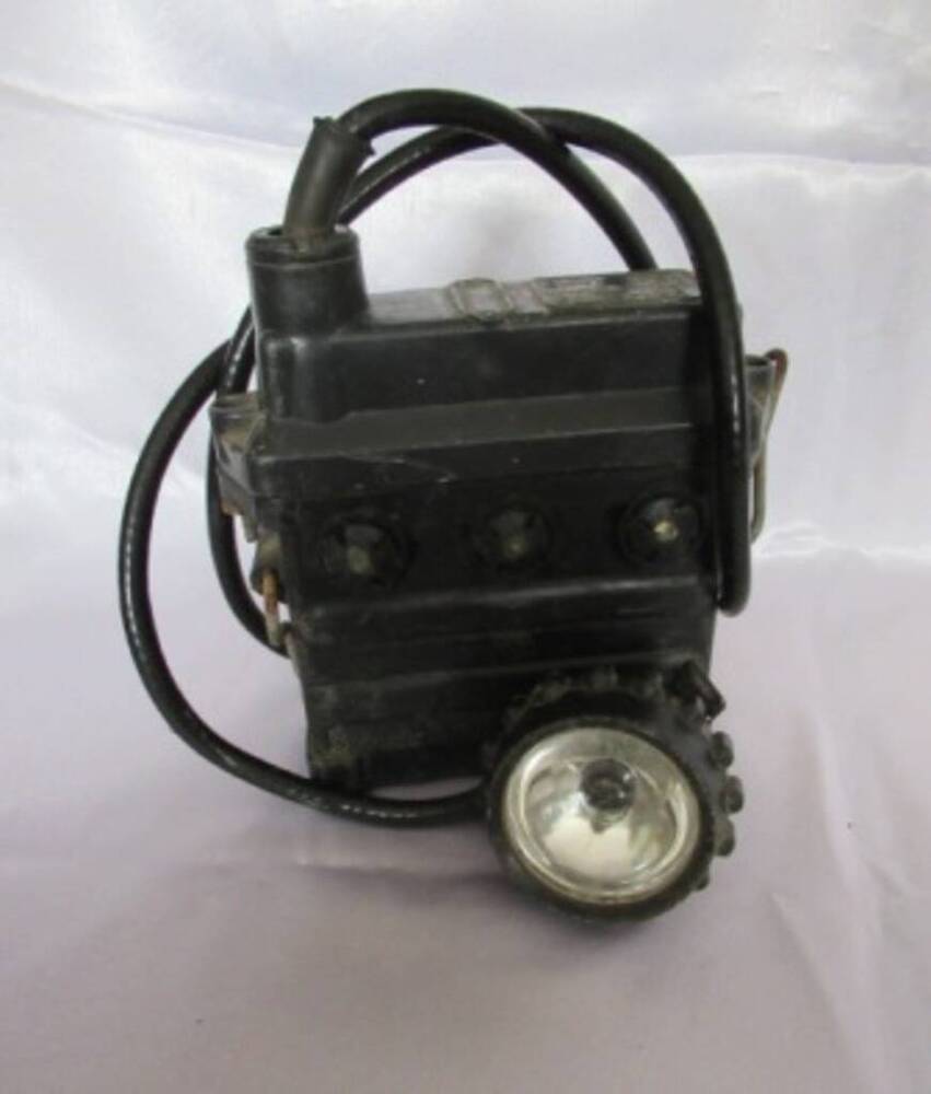 Лампа (светильник шахтерский головной аккумуляторный СГД 5 М 05).
