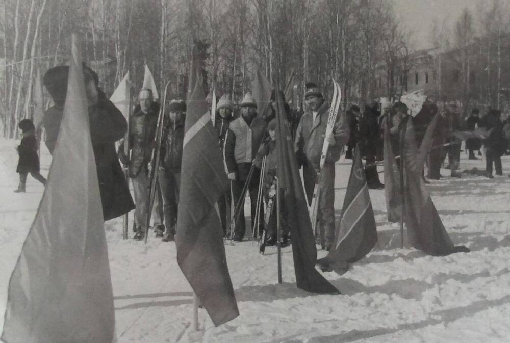 Фотография. Момент запечатления участников лыжных гонок.