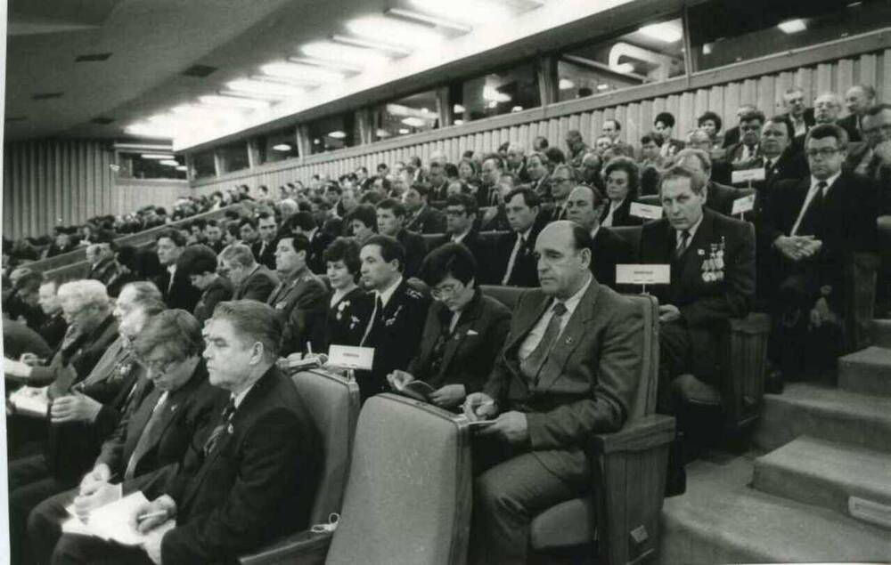 Фотография. Делегаты XXVII съезда КПСС во время заседания.