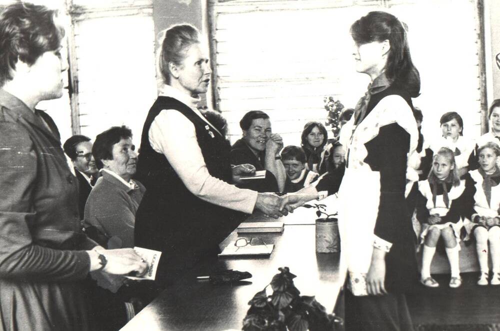 Фотография. Вручение комсомольских билетов. 1983 г.