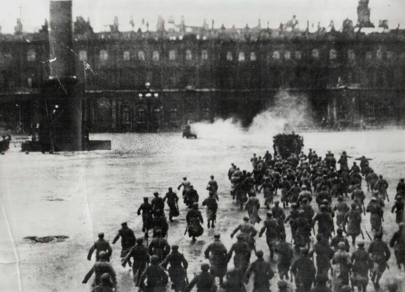 Фотография октябрьской революции. Штурм Зимнего дворца. Октябрь 1917 г.