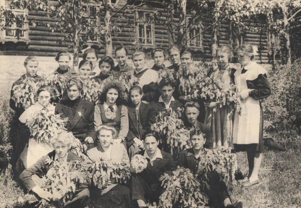 Фотография. Группа читателей и учеников у здания старой Гусевской школы .1957 г.