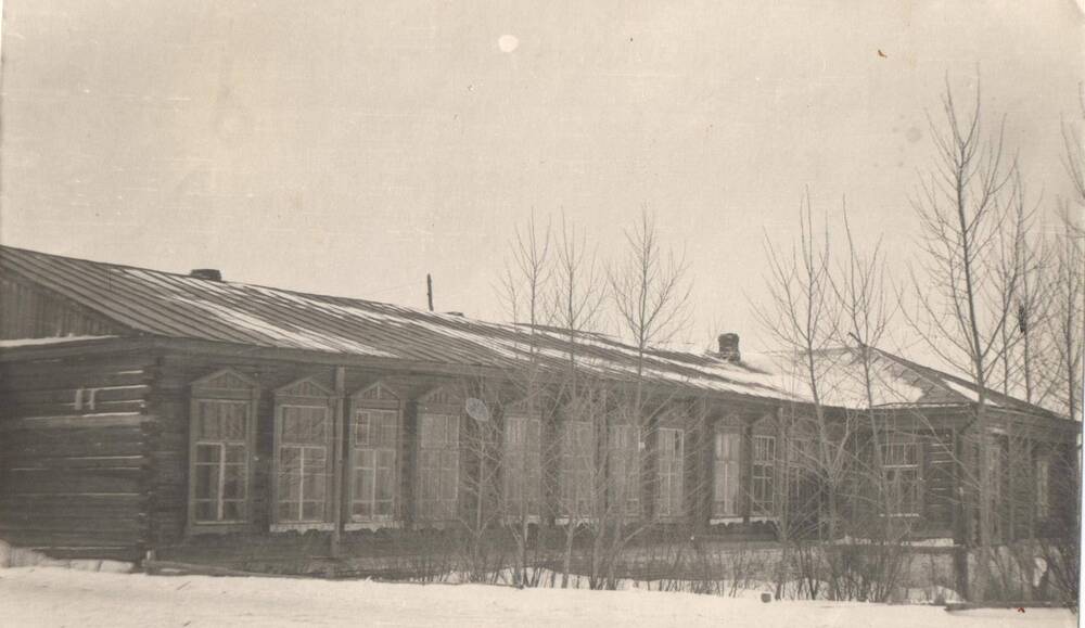 Фотография здания Гусевской школы .1957 г.