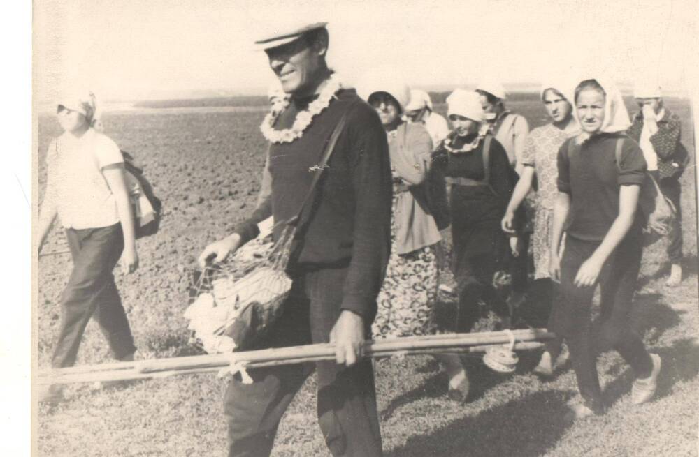 Фотография. Туристы средней школы станции Сергач с учителем Тиминым В.И. 1960 г.