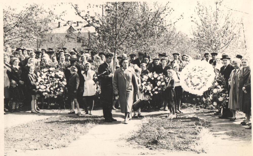 Фотография .Возложение венков в день победы около обелиска погибшим учителям 1965 г.