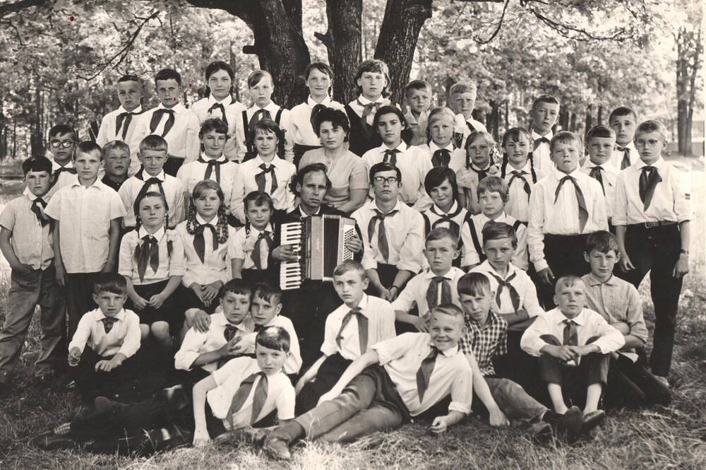 Фотография группы пионеров и их руководителей из пионерского лагеря школы № 59 станции Сергач. 60 гг.