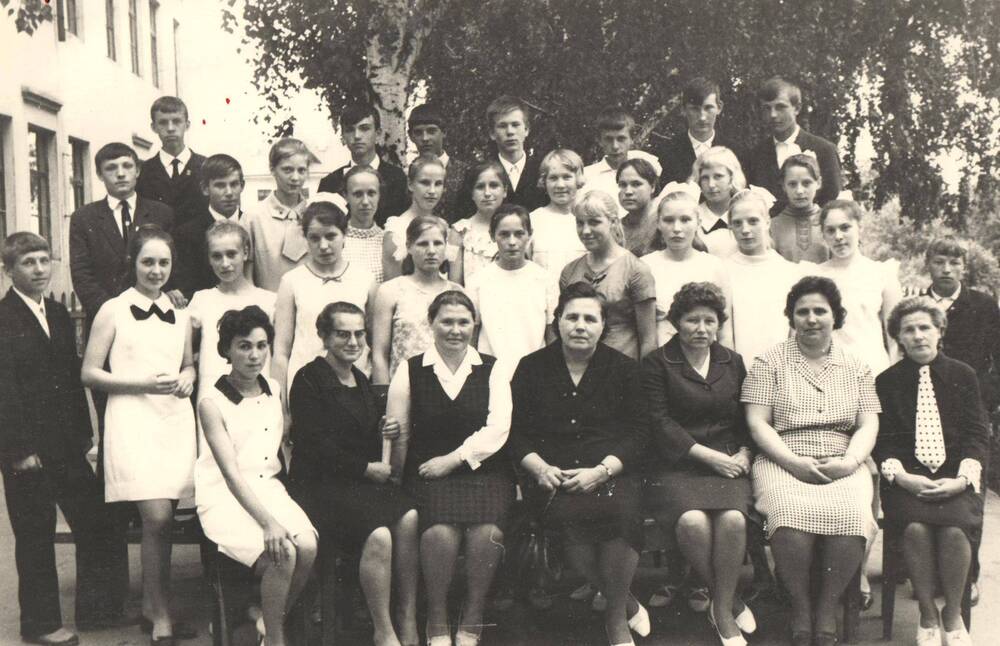 Фотография учащихся и учителей средней школы № 59 станции Сергач  у здания школы. 1969 г.